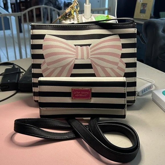 Betsey Johnson Clutch Large Wristlet and Crossbody Wallet EUC Stripes Vintage - Picture 7 of 16